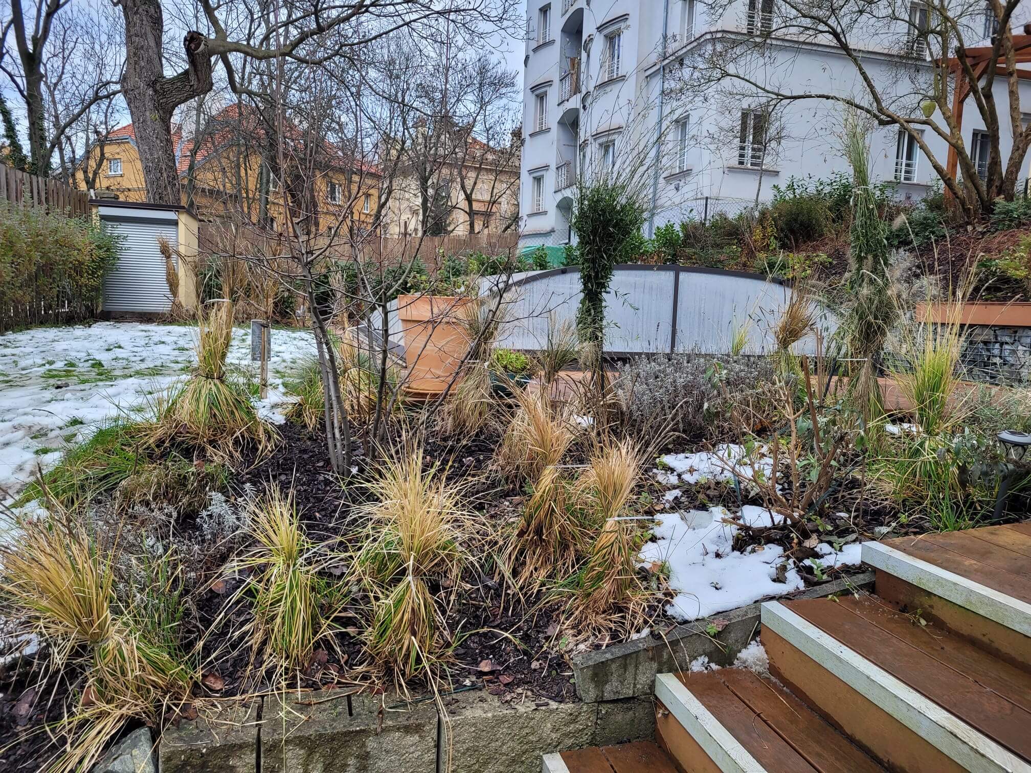 Rozdělaná zahrada před úklidem a zazimováním
