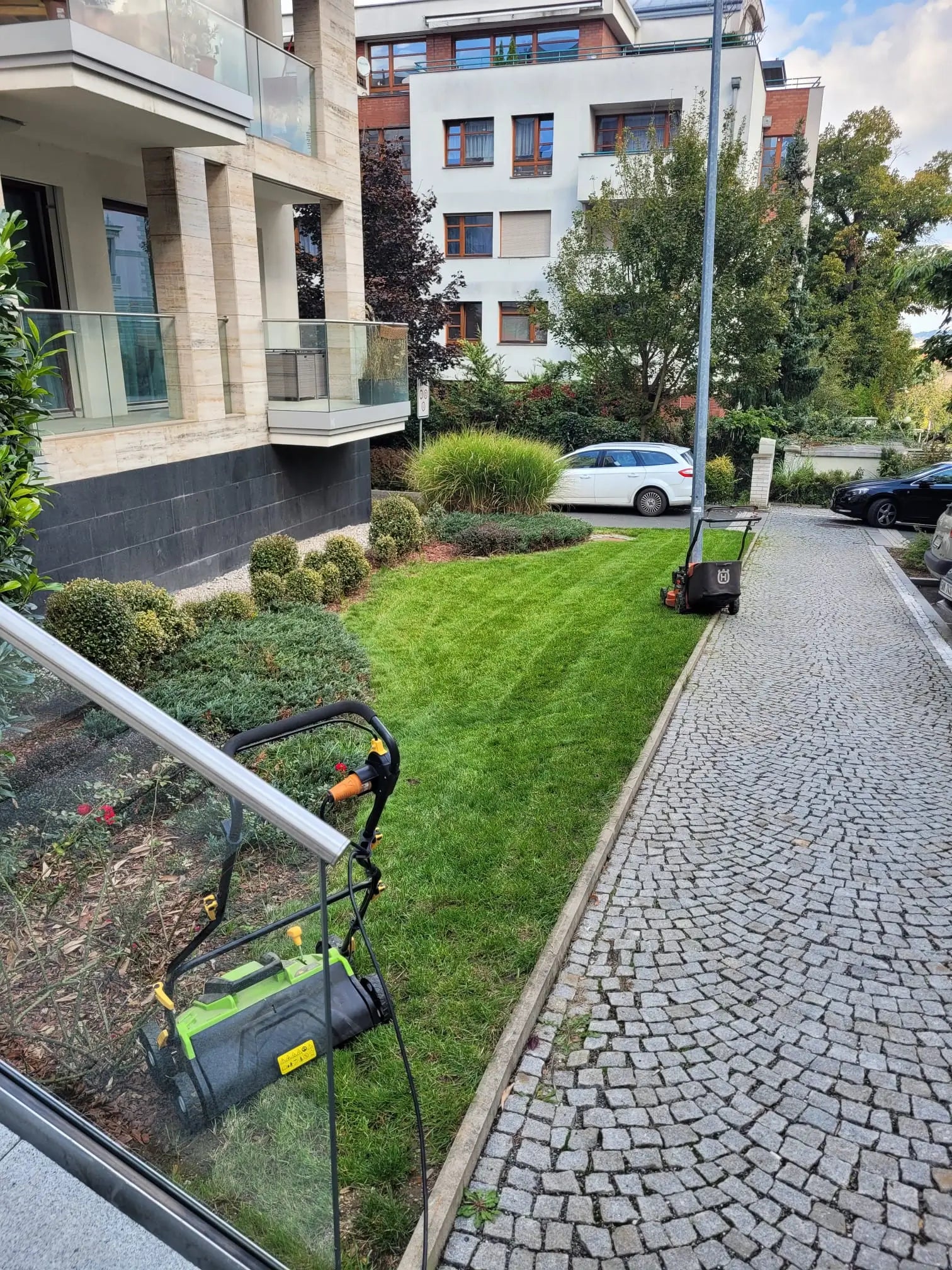 údržba zahrady se sekačkou a cultivátorem